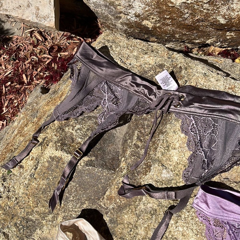 Victoria’s Secret Garters - Picture 8 of 11